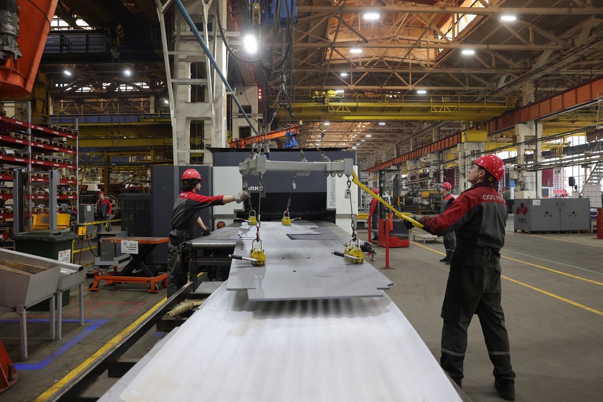    Компания «Ростсельмаш» также обеспечивает регион необходимым объемом запчастей и мобильными бригадами для оперативного выезда в поля. Источник: официальный портал Правительства Ростовской области.