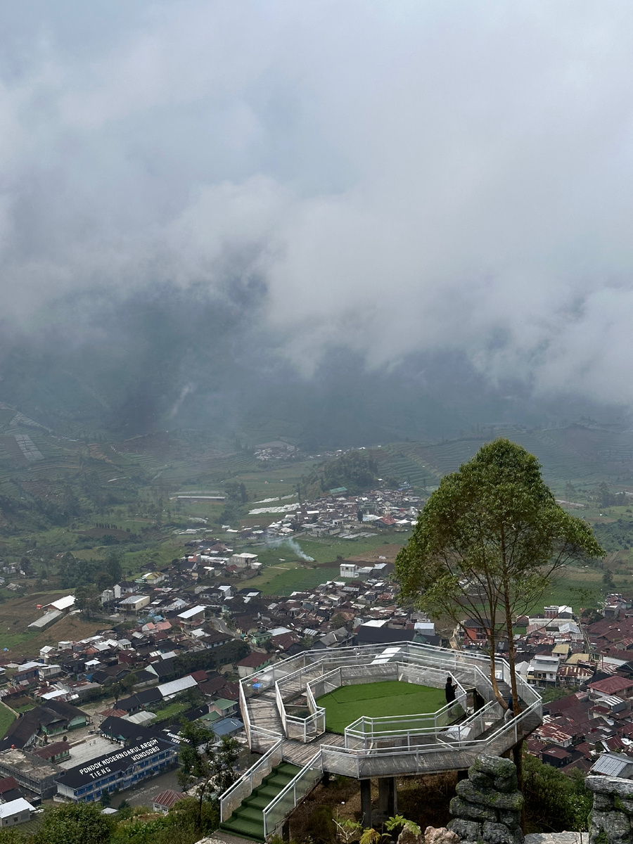 Вид на маленький городок в долине Вулкана. Основная деятельность конечно же с\х