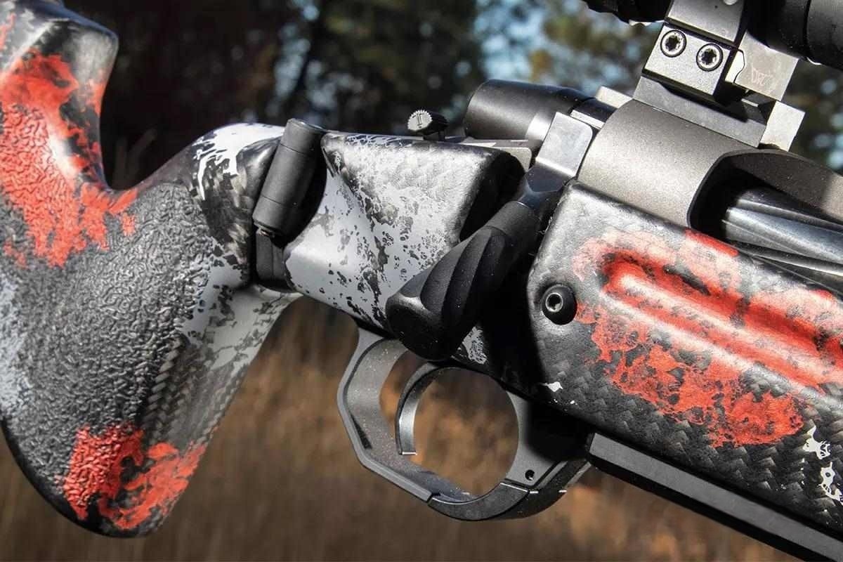 Шарнир складного приклада справа, рукоять с текстурированной поверхностью для удобного хвата и выемкой для большого пальца.