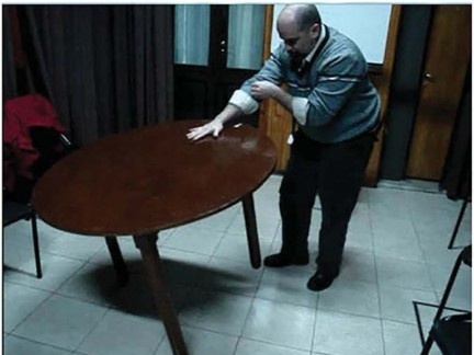 Ариэль Фариас поднимает часть стола лишь прикасаясь к нему рукой сверху