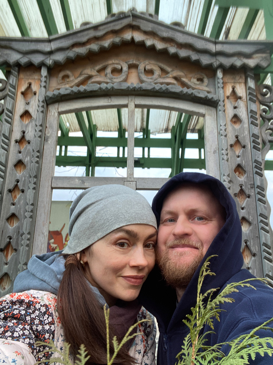 Таруса. Резной наличник и путешественники)) 