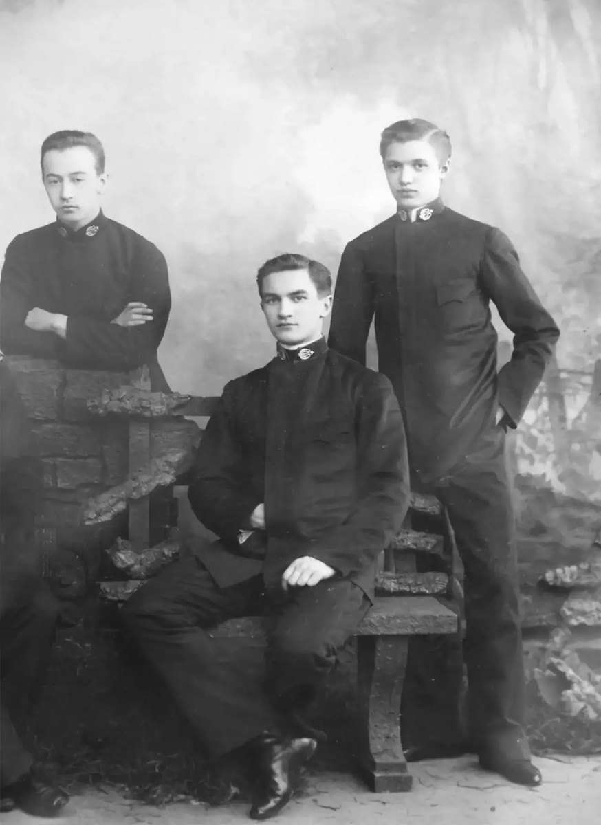 Выпускники СПб Императорского театрального училища 1893, В. Тихомиров сидит в центре