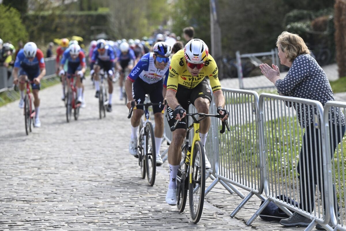 WAREGEM, BELGIUM — APRIL 01 : Van Aert Wout (BEL) of Team Visma | Lease a Bike during the 80th edition of Dwars door Vlaanderen an UCI World Tour 1.UWT one day cycling road race for Men Elite of 184 km with start in Roeselare and finish in Waregem on April 1, 2026 in Waregem, Belgium, 01/04/2026 ( Motordriver Kenny Verfaillie — Photo by Dario Belingheri / Pool / Photonews/© Cor Vos 2026 *** local caption *** WAREGEM, BELGIUM — APRIL 01: Wout van Aert of Belgium and Team Visma | Lease a Bike attacks during the  📷
