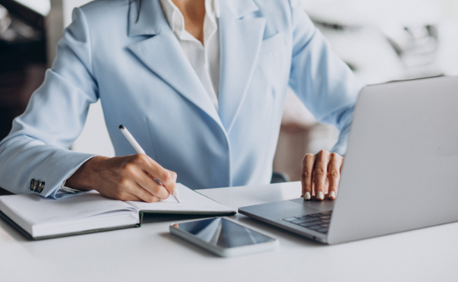    © senivpetro / https://www.freepik.com/free-photo/business-woman-working-office-computer_15660838.htm