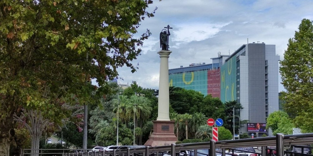 В Сочи сильнее всего за год подешевели студии и многокомнатные квартиры