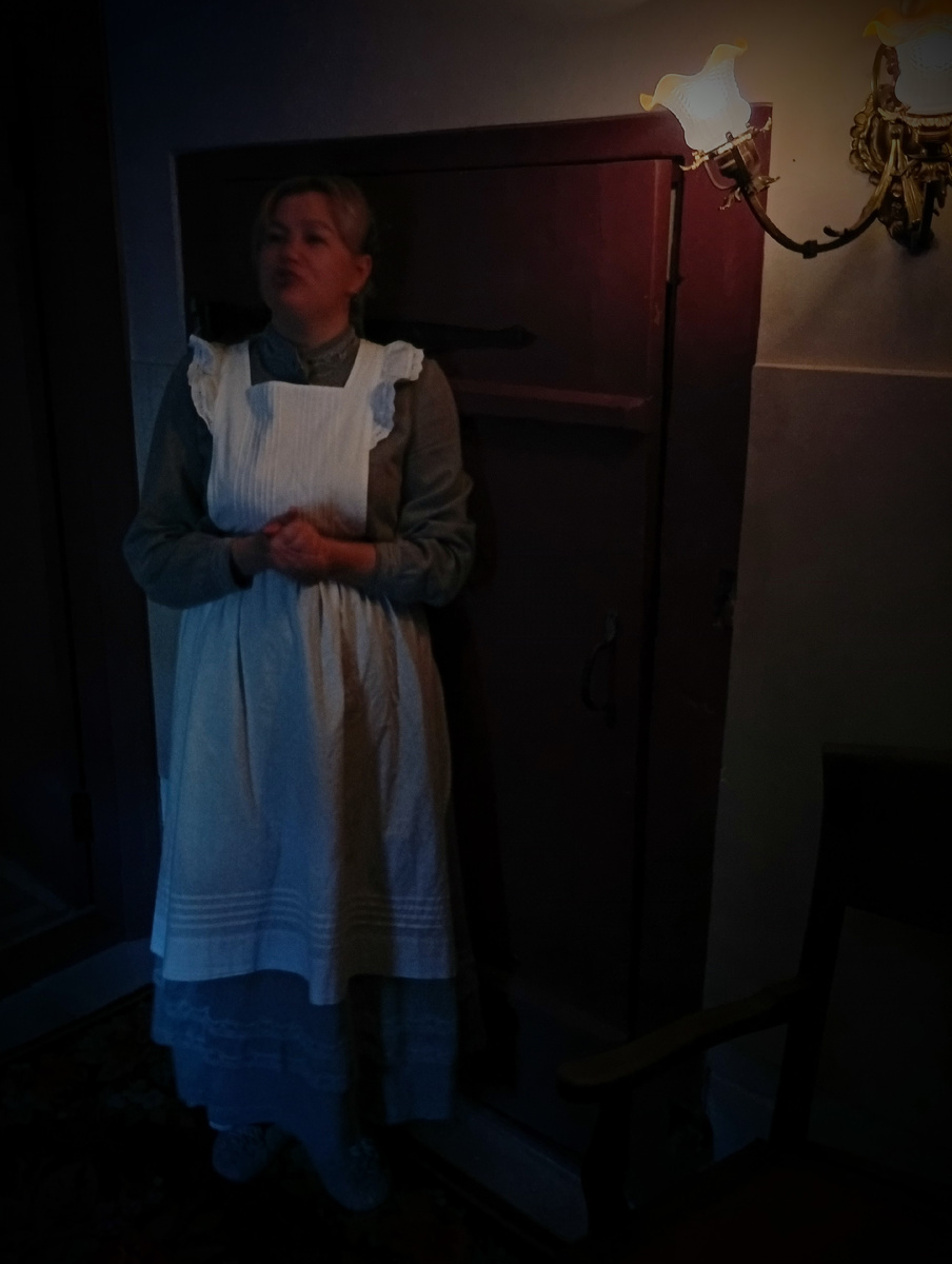 Дом Сурановых, горничная Юлия. Фото из личного архива автора.