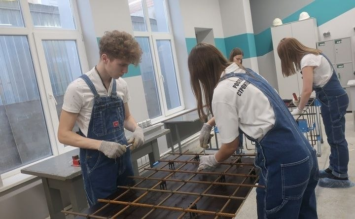 Студенты Ростовского-на-Дону строительного колледжа