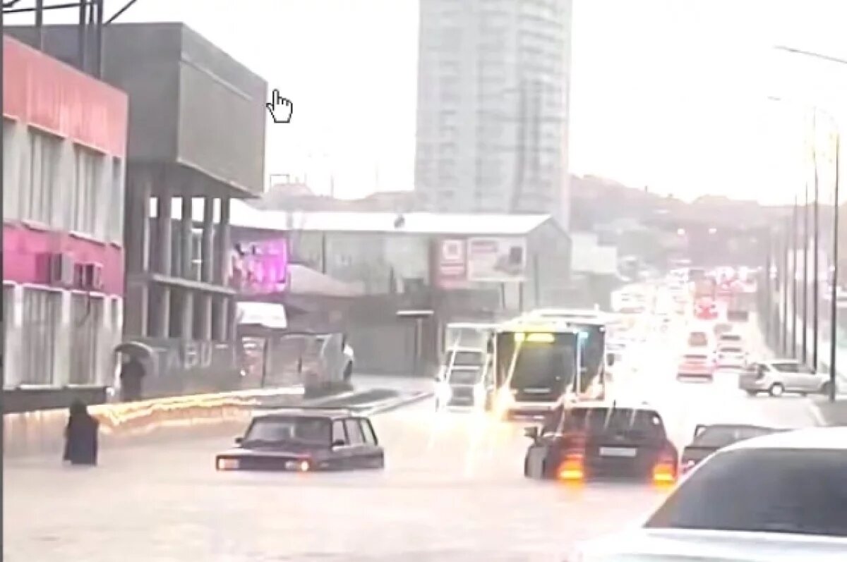    Мощный ливень в Волгограде утопил машины, дороги и дома