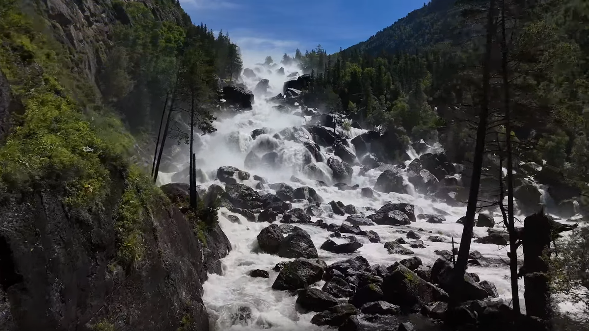 Мощь, которую невозможно приручить: 160 метров живой энергии водопада Учар.
