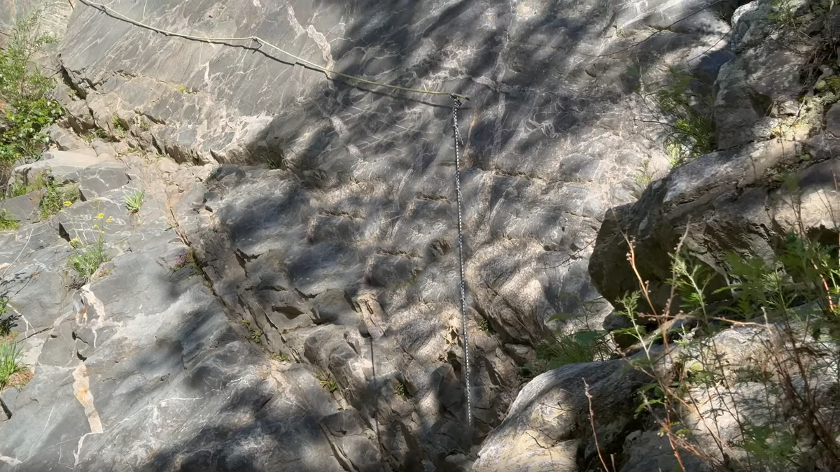 Испытание на прочность: те самые цепи на «скальной полке». Без них проход по этому участку был бы невозможен.