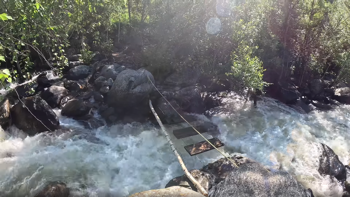 Один из «аттракционов» на пути к Учару. Здесь понимаешь, почему треккинговая обувь — это не роскошь, а необходимость.