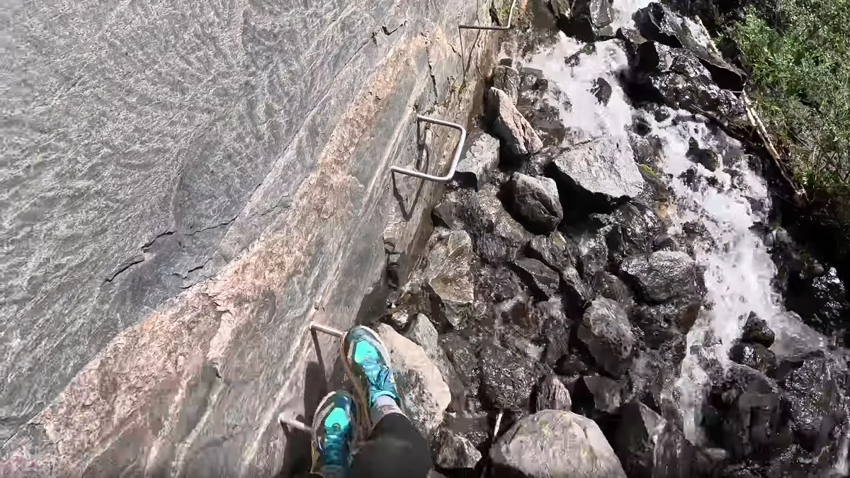  Шаг над бездной. Та самая «скальная полка» на пути к Учару, где пульс учащается, а руки крепче сжимают опоры.