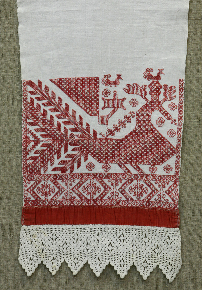 ПОЛОТЕНЦЕ. Конец ХIХ - начало ХХ в. Место создания: Архангельская губ., Шенкурский уезд, Кургоминская волость, дер. Савино. Холст льняной, нити хлопчатобумажные, кумач, вышивка двухсторонним швом, вязание крючком. 222х32. АМДЗ КП-1141. Т-311