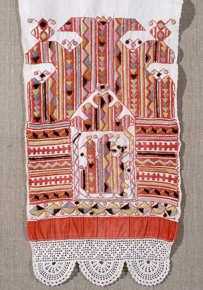 ПОЛОТЕНЦЕ. Конец ХIХ в. Место создания: Олонецкая губ., Каргопольский уезд, Ошевенская волость, дер. Большой Халуй. Холст льняной, кумач, нити хлопчатобумажные, нити шерстяные, вышивка двухсторонним швом, гладевые настилы, вязание крючком. 215х31,5. АМДЗ КП-805. Т-79