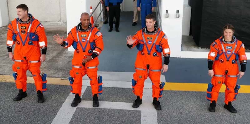 Американские астронавты на презентации оранжевых скафандров