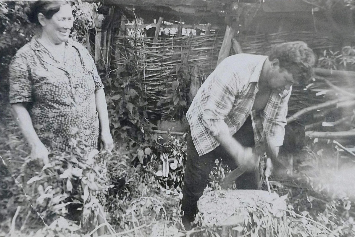 Геннадий Казарин и его мама Анна до дворе своего дома  в Рязановке. Фото из семейного альбома Геннадия Казарина и в свободном доступе в интернете.