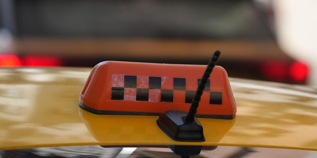 Десятки машин нелегальных таксистов арестовали после массовых жалоб у метро в Петербурге