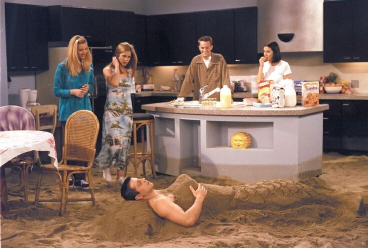 Кадр из фильма «Друзья» (сериал) — (1994–2004) В сериале много эпизодов, связанных с арендой квартир, отношениями соседей и ситуациями, возникающими в съёмном жилье.