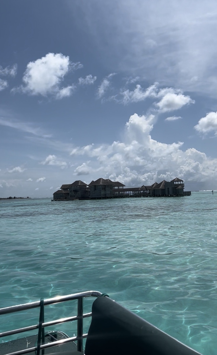 Подплываем к вилле, пешком не дойти 