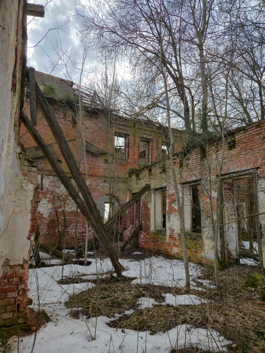 Внутри здания