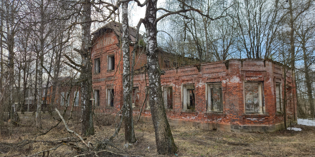 Заброшенная земская лечебница в деревне Алёшино