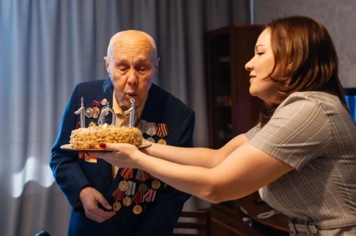    Почётному гражданину Челябинска Николаю Жарову исполнился 101 год