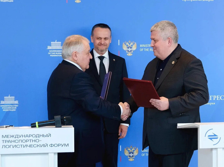     На мероприятии присутствовали глава Минтранса РФ, член попечительского совета Фонда «Интеллектуальная электроника - Валдай» Андрей Никитин. Фото: губернатор Новгородской области Александр Дронов в MAX.