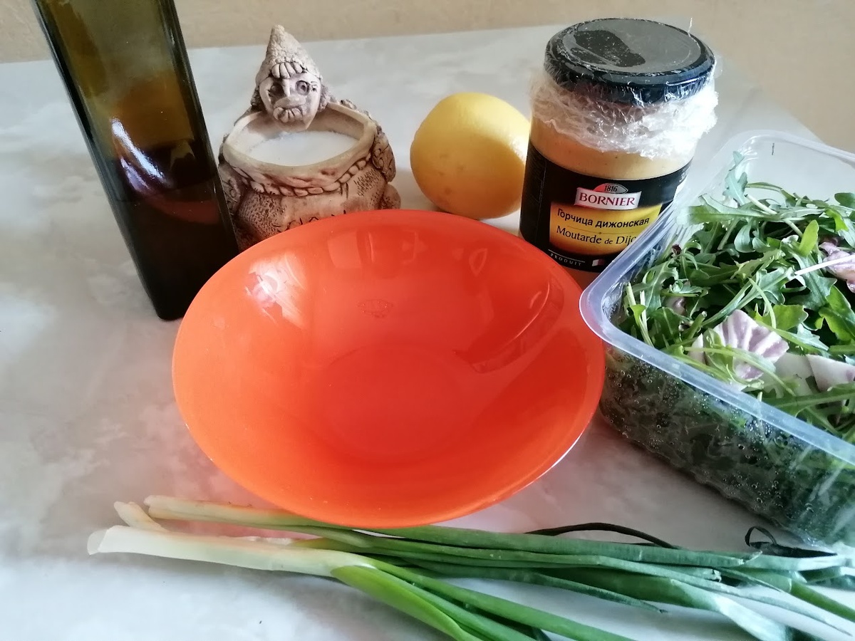 Основные продукты: масло, соль, лимон и горчица. Фото автора