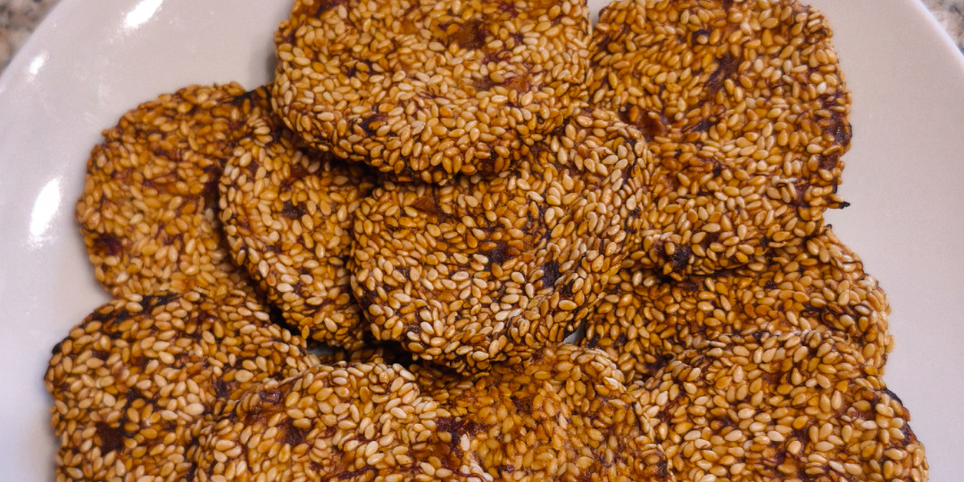 Хрустящее печенье из кунжута и банана: два ингредиента — масса пользы