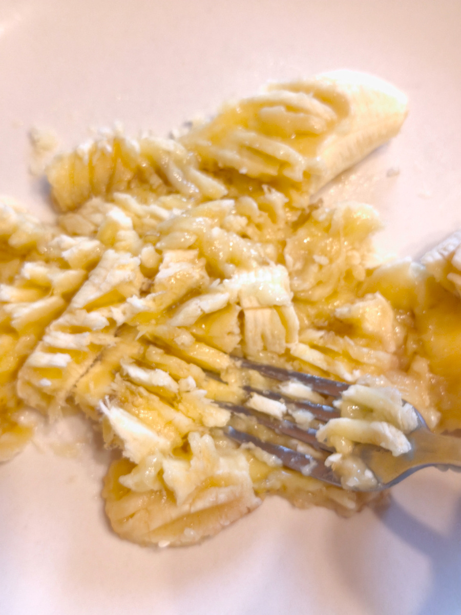 1. Разминаем банан вилкой