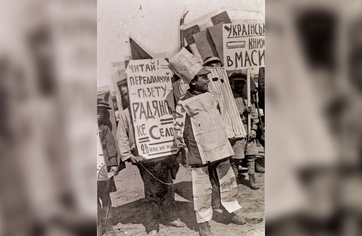    Школьный книжный парад, Харьков, начало 1930-х / Источник: ЦКФА имени Пшеничного