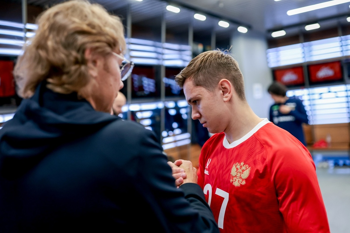 Валерий Карпин и полузащитник сборной России Иван Обляков. Фото РФС 