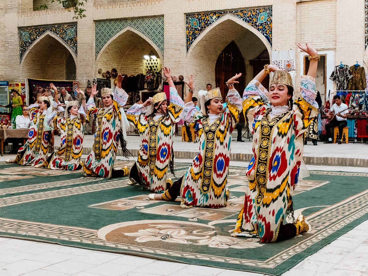    Традиционно, бухарский танцевальный костюм отличается акцентированной роскошью.