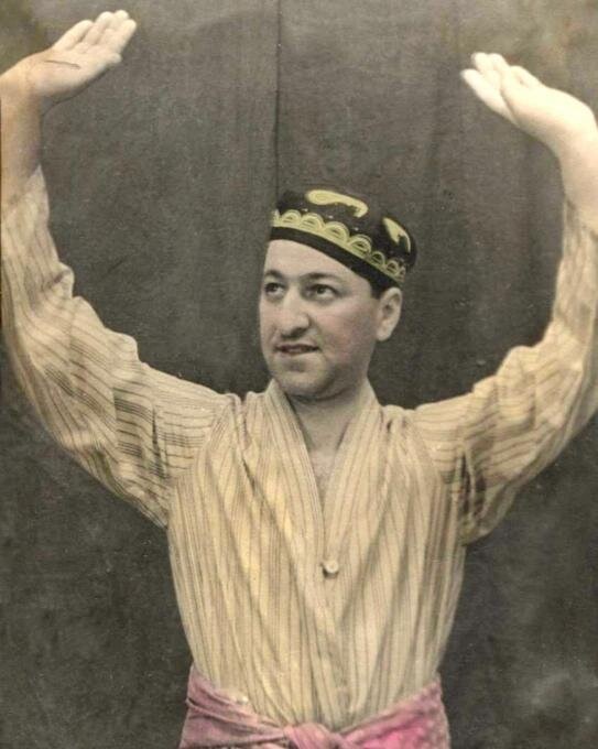   Исахар Акилов, советский артист, танцовщик, балетмейстер, хореограф. Один из основателей современной школы хореографии классического узбекского танца.