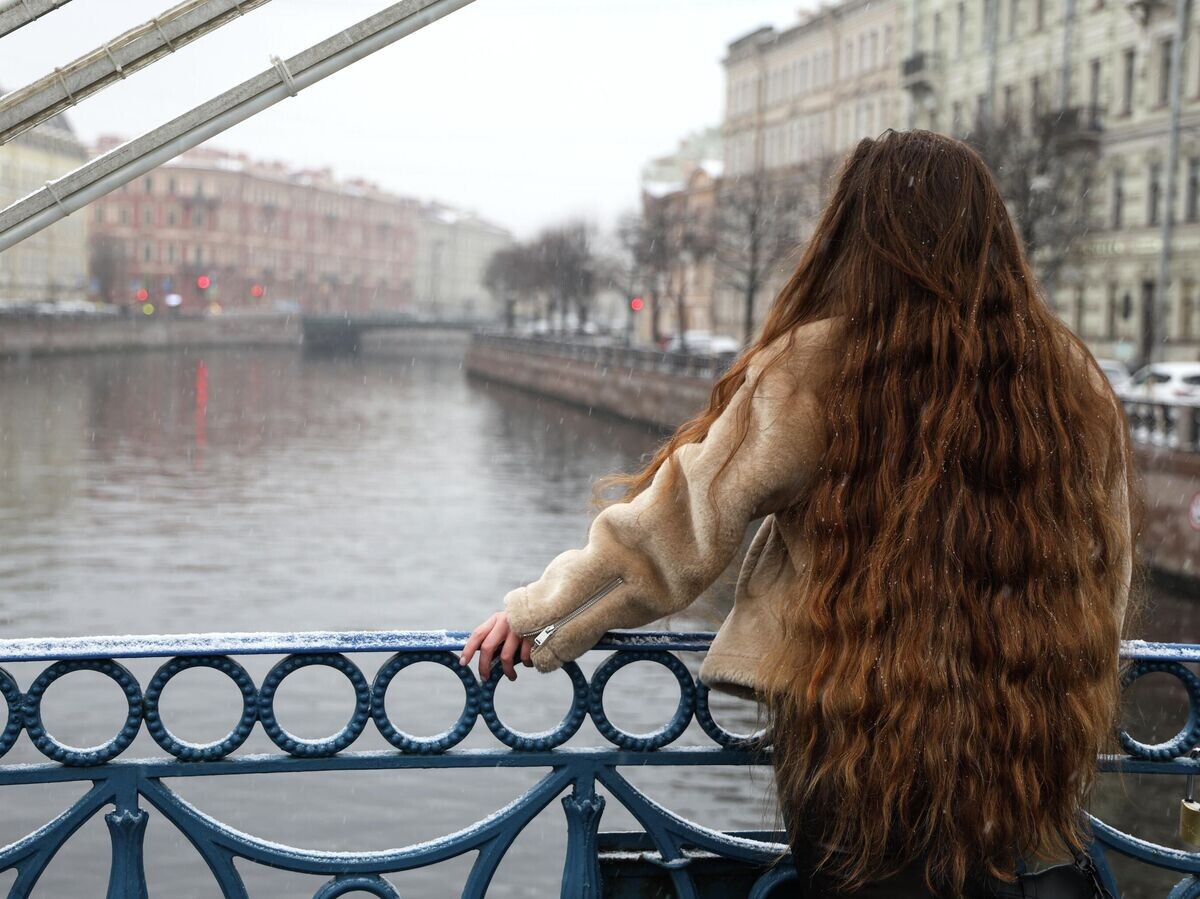    Девушка на Синем мосту в Санкт-Петербурге | © РИА Новости / Артем Пряхин