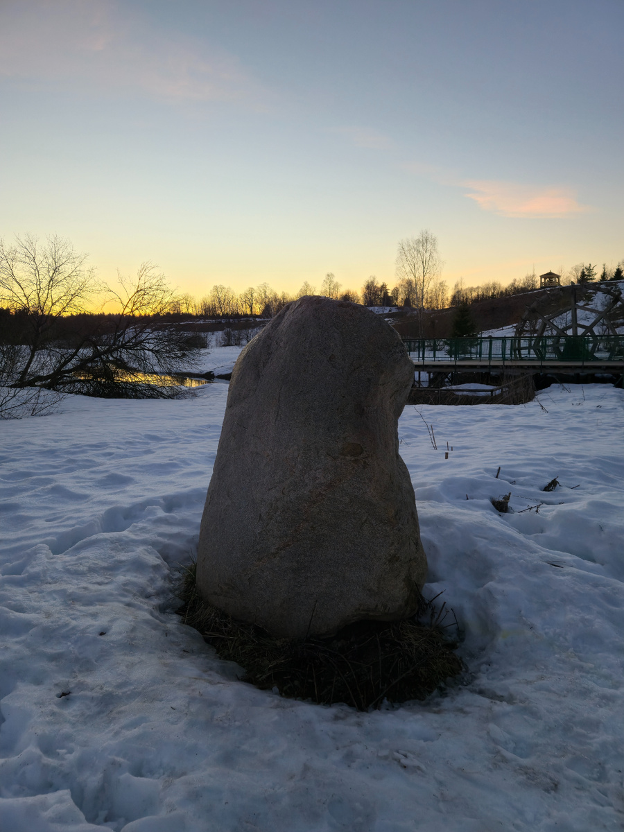 Огромный камень на Радонежском городище