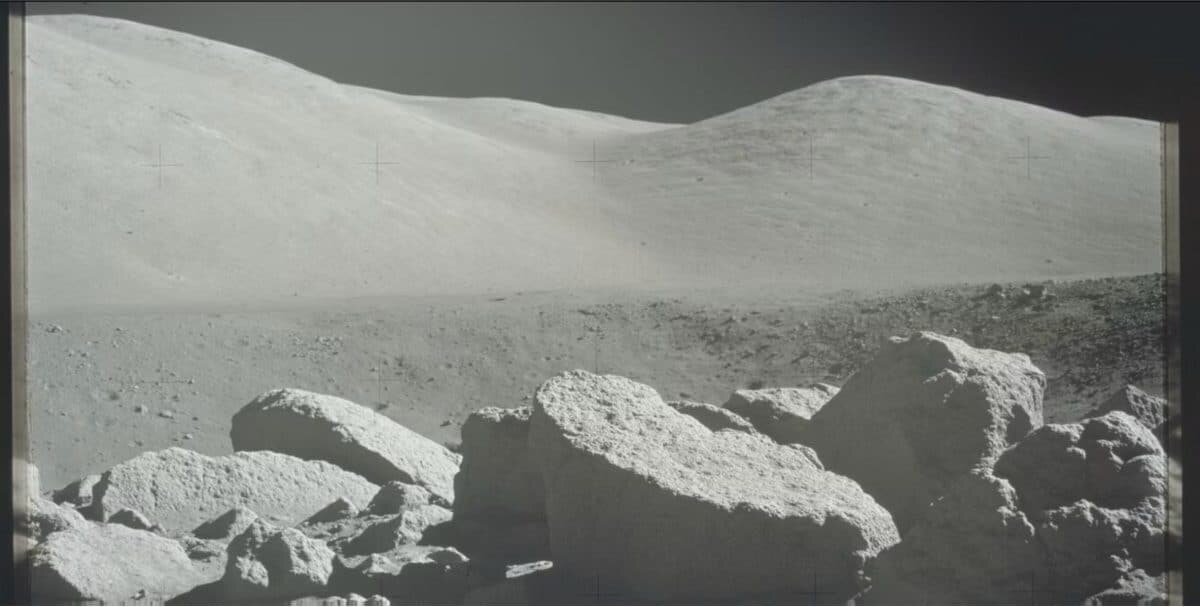    Образец, содержащий трехвалентный титан, был найден в кратере Камелот в лунной долине Таурус-Литтров. / © NASA/Apollo 17: AS17-145-22159