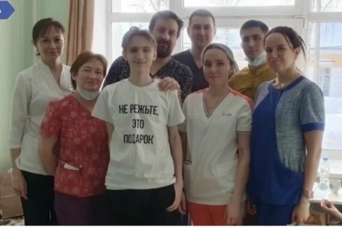   Илья Кунгуров в окружении медицинского персонала, которые боролись за его жизнь