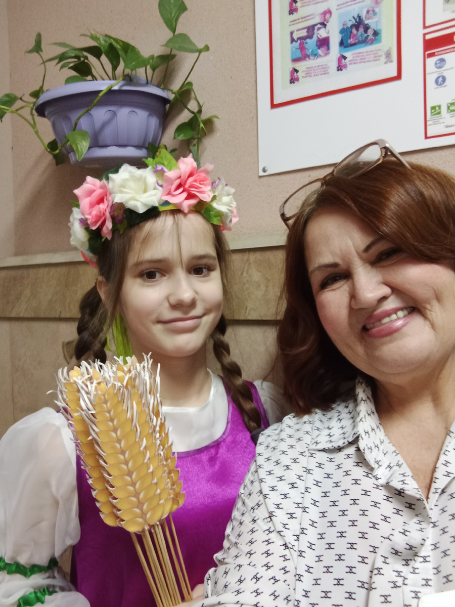 Это моя - воспитанница, Настенька- красавица! Правда? Ну и я, тоже неплохо получилась! 