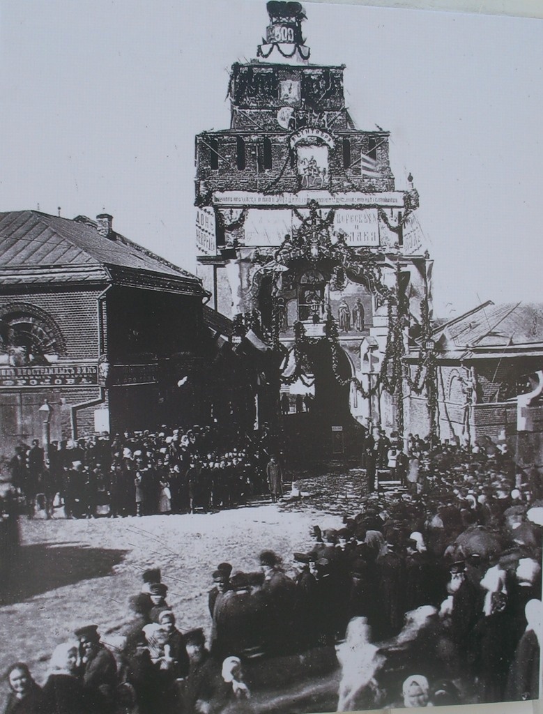 Праздничный молебен у Пятницких ворот. 1880 г.