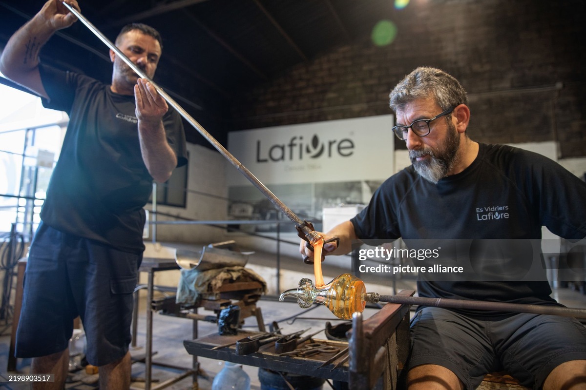 А так работают со стеклом по "старым технологиям" сегодня. Все изображения принадлежат их авторам, и приведены в ознакомительных целях.