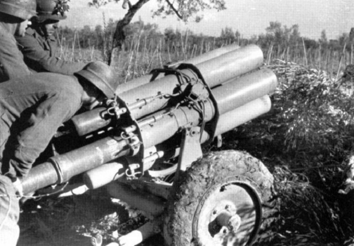 Немцы у шестиствольного миномета