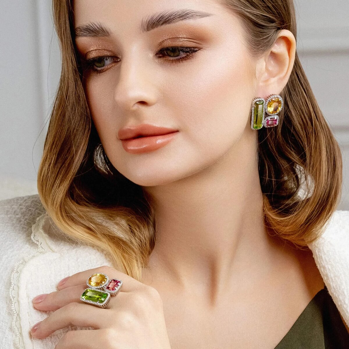 На фото: гарнитур в стиле фьюжн «Одухотворенность» от Ювелирного дома Maxim Demidov