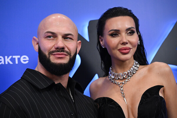 Супруги Оксана Самойлова и рэп-исполнитель Джиган (Денис Устименко-Вейнштейн) на премии «Жара Media Awards 2024», 23 октября 2024 года / Кирилл Каллиников/РИА Новости   📷