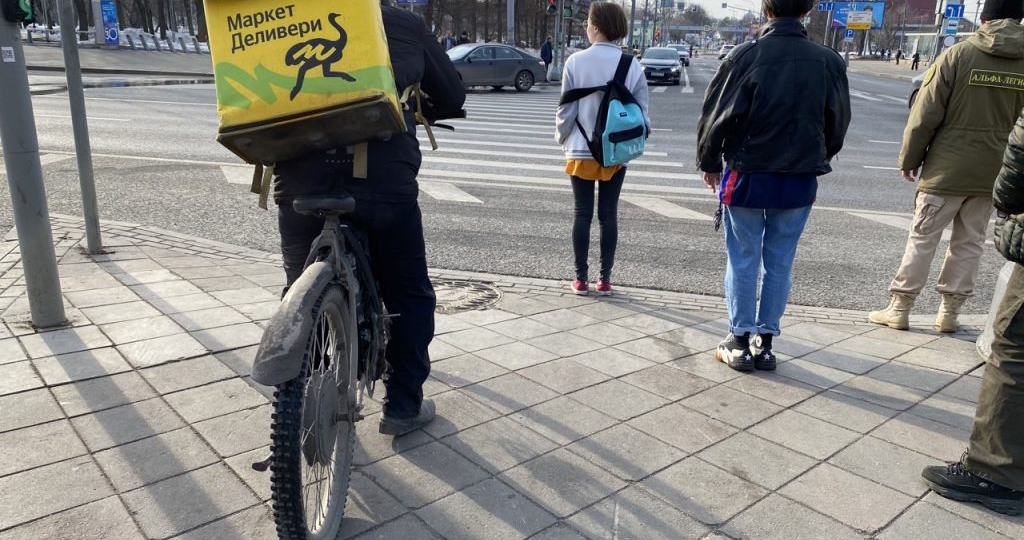 Курьеры мешают пешеходам: почему эта проблема дошла до президента?
