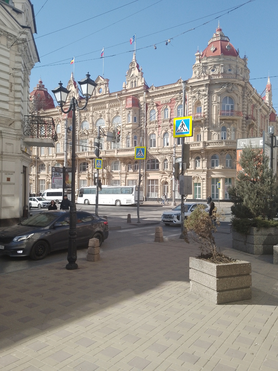 Ростов-на-Дону. Пересечение  улицы  Большая Садовая  и переулка  Семашко. Фото автора.