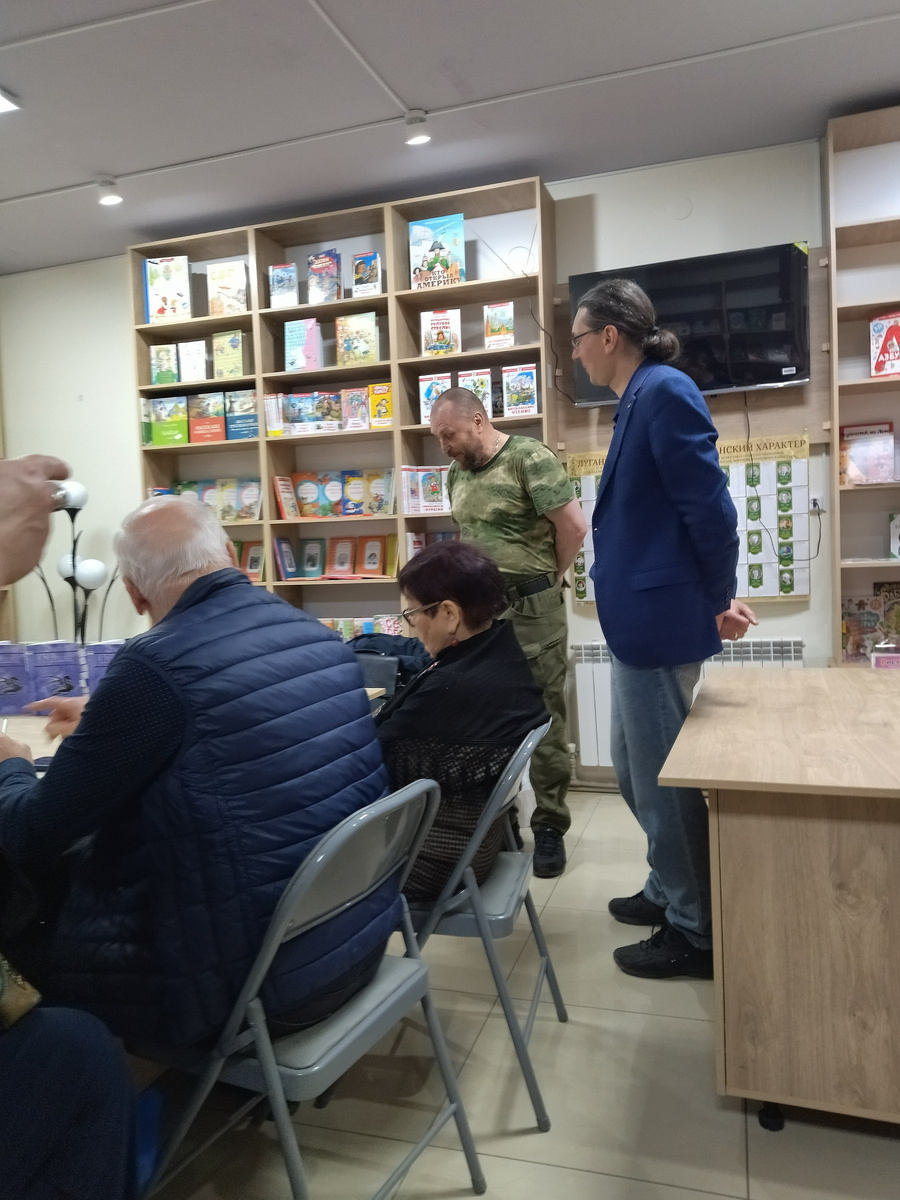 Выступление военного поэта (и бывшего актера) Игоря Ефремова