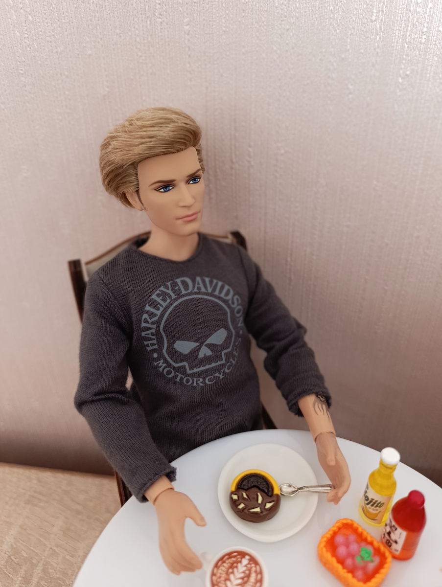 Макс слегка покраснел,но сумел улыбнуться: