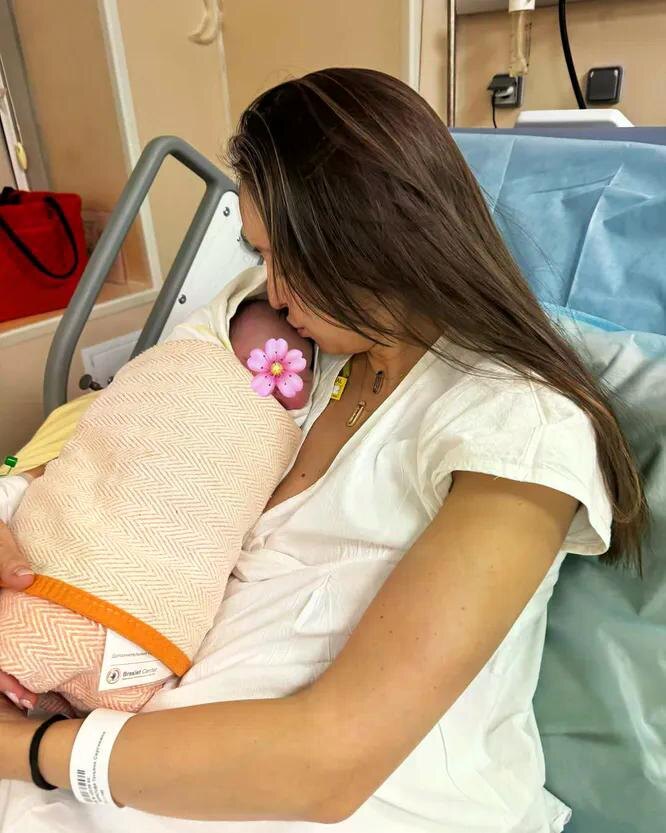 Храмова с новорожденной дочкой