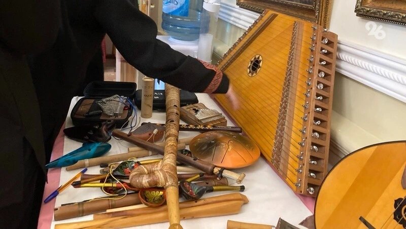    Гости фестиваля-смотра могли не только послушать, но и сами поиграть на музыкальных инструментах Фото: Татьяна Климова / / ИА «Победа26»